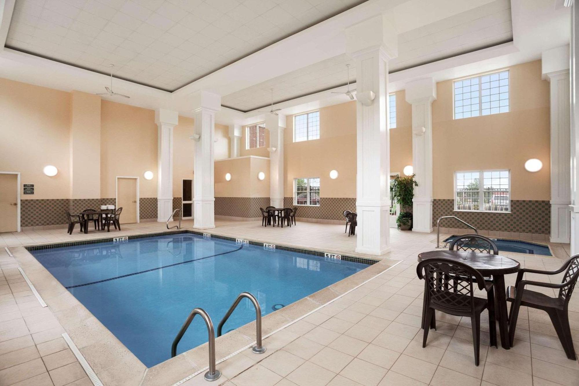Four Points By Sheraton Bedford Manchester Airport Buitenkant foto